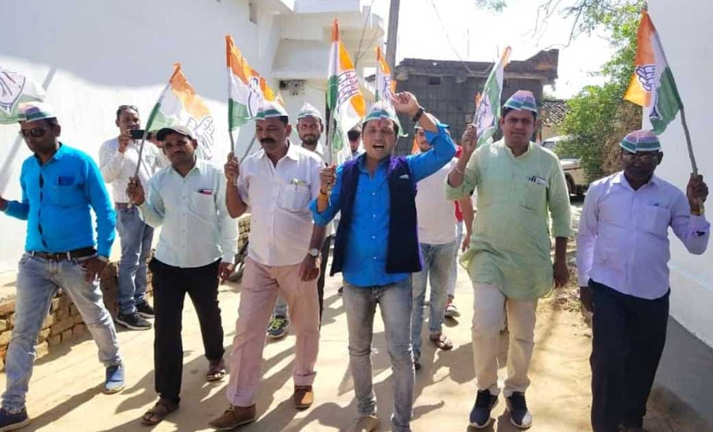 बागबाहरा : किसान आंदोलन के समर्थन में ब्लॉक कांग्रेस कमेटी कोमाखान द्वारा पद यात्रा किया गया