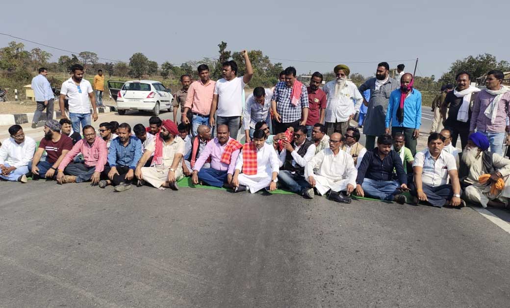 बसना : किसानों के समर्थन में कांग्रेस का चक्का जाम - CG Sandesh