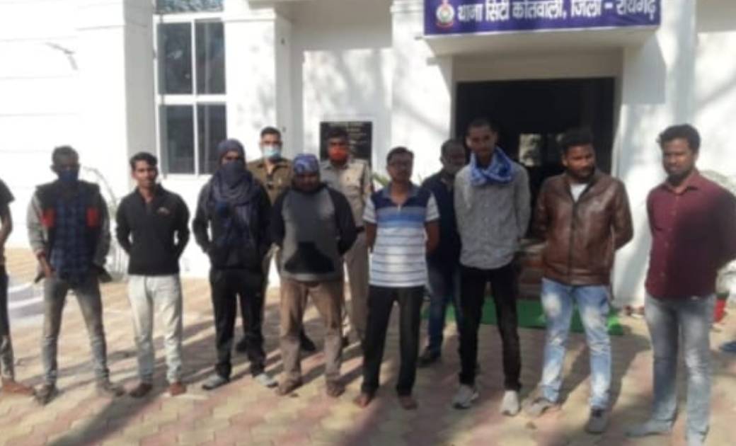 खुले में शराब पीने वालों को थाने में खड़े करके पुलिस ने लगाई कड़ी फटकार…