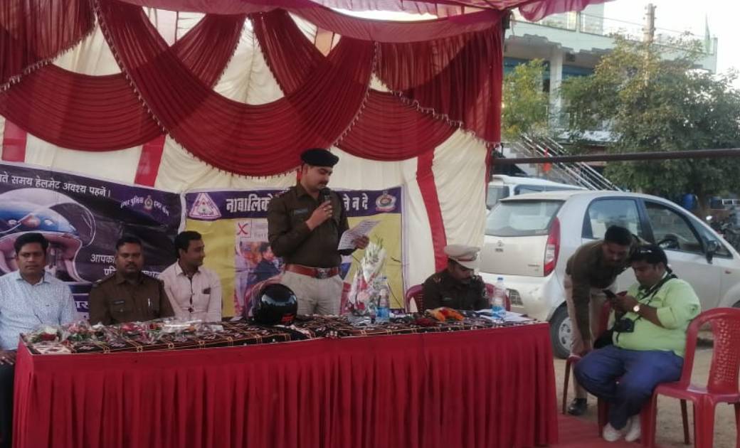 कोमाखान में सड़क सुरक्षा अंजोर रथ के तहत यातायात जागरूकता शिविर लगाया गया