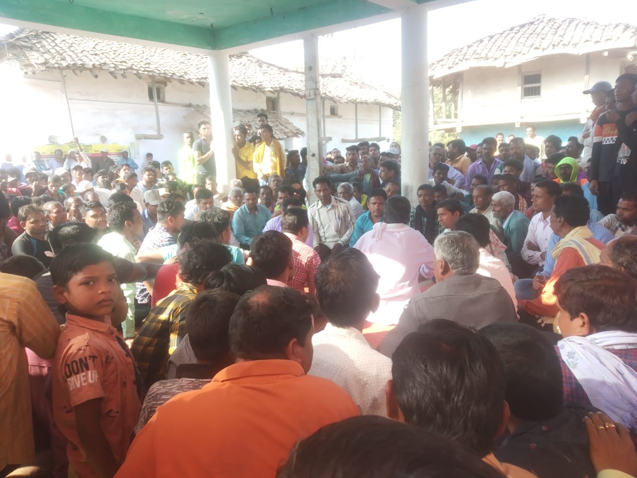 कोमाखान : ग्राम नर्रा में अवैध शराब बिक्री और  तीन निर्दोष ग्रामीणों के गिरफ्तारी से आक्रोशित ग्रामीणों ने नर्रा के सभी मार्ग को किया सील