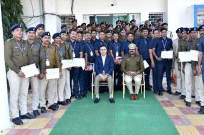 बेहतर कार्य के लिए पुलिस कर्मियों को प्रशस्ति पत्र
