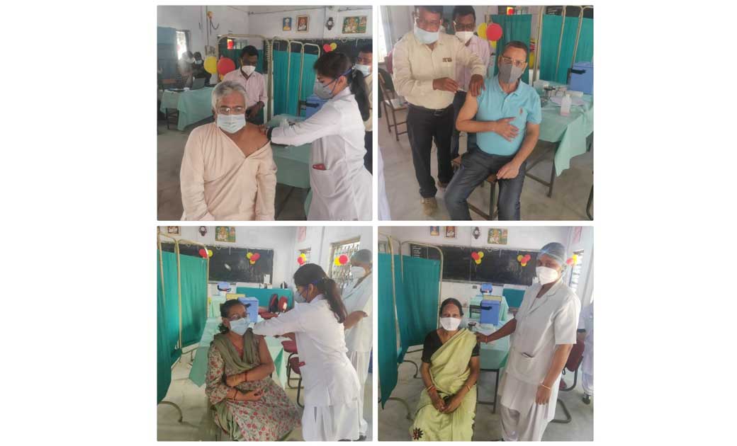 पूर्व बीएमओ जे. एन. शुक्ला और उनकी पत्नि एवं डॉ. परिवेश मिश्... - CG Sandesh
