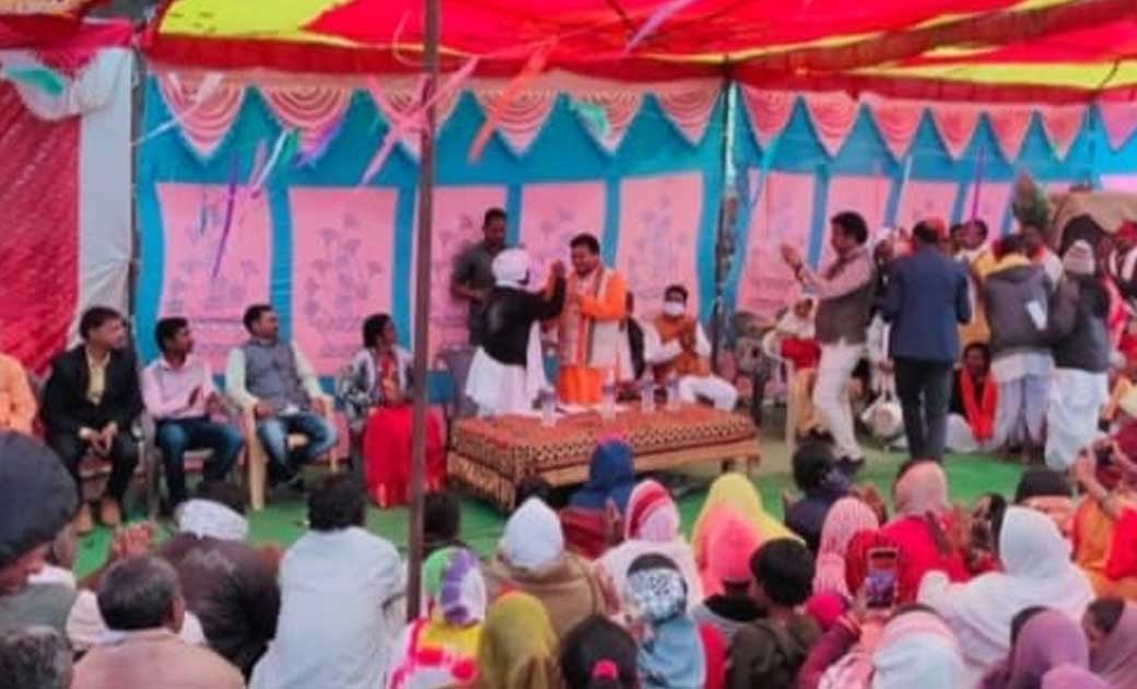 विधायक विनय भगत ने ग्राम पंचायत सरबकोंबो में कंबल, रेनकोट व ... - CG Sandesh