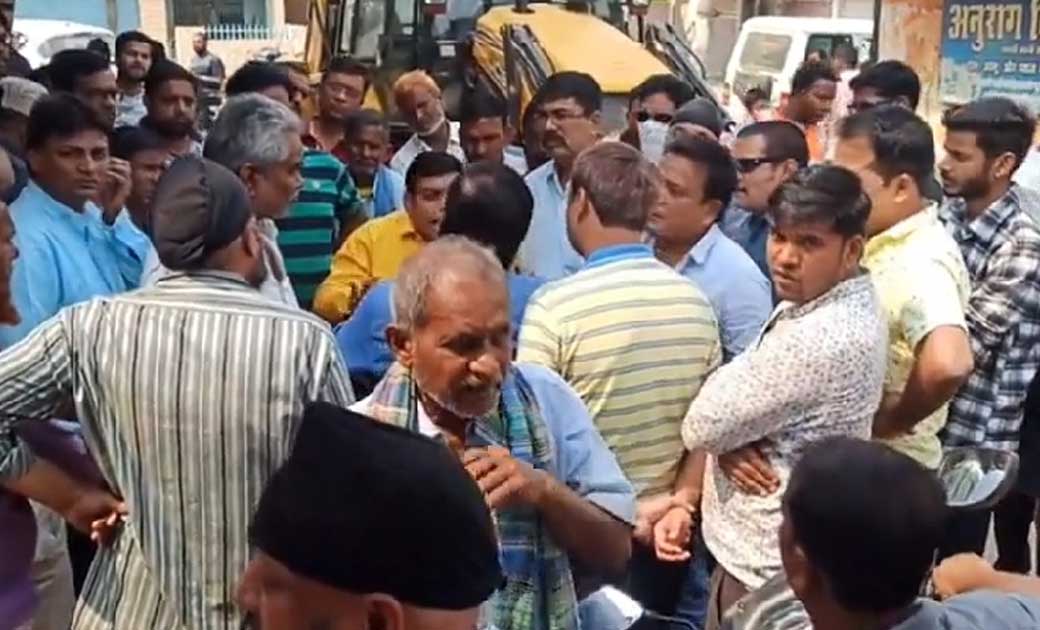 नगर पंचायत पिथौरा की अवैध कब्जा हटाने की मुहिम, व्यपारियों में आक्रोश