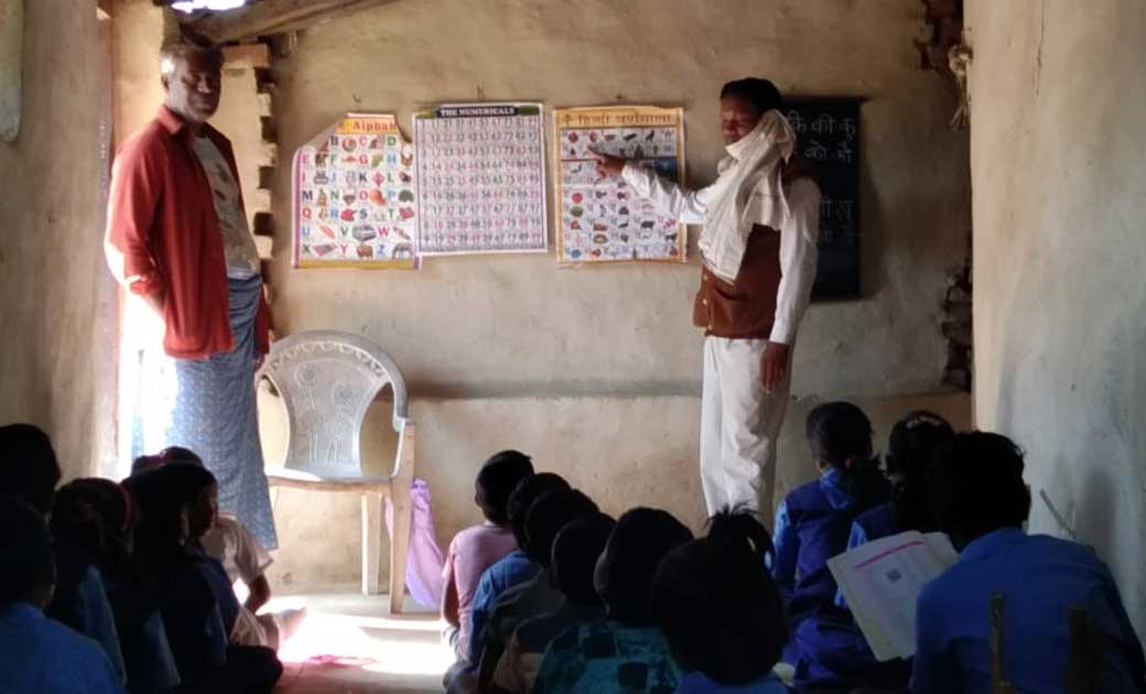 बसना :  लोहडीपुर में मुहल्ला क्लास लगाकर बच्चो को पढाया जा र... - CG Sandesh