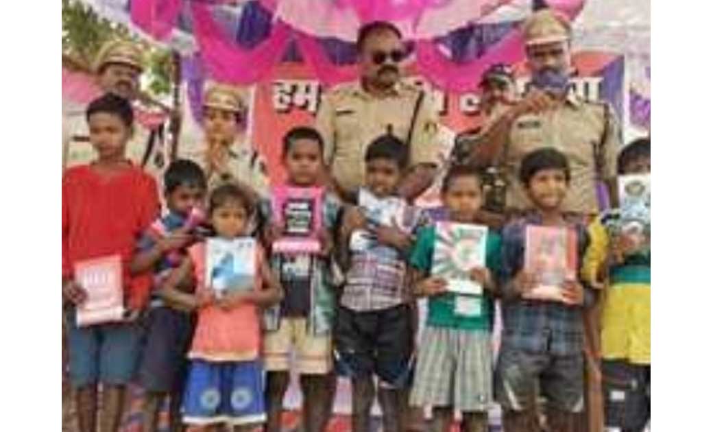 कोमाखान थाना क्षेत्र के टूहलु चौकी के वनांचल ग्राम चोरभठ्ठी में पुलिस प्रशासन ने बच्चें सहित ग्रामीणों को किया जागरूक