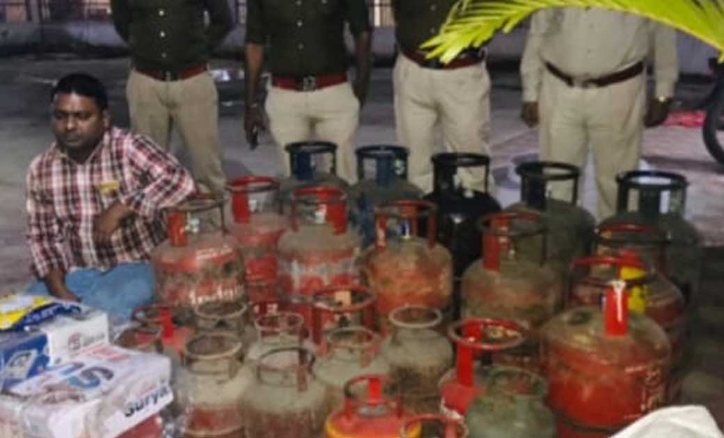 अवैध कालाबाज़ारी करने वालों के 50 गैस सिलेंडर को पुलिस ने किया जप्त..