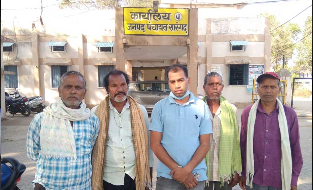 सरपंची ख़तम लेकिन नही गया पैसे का लालच..किसानों के पैसे स्वयं के खाते डालने बना रहे दबाव...!किसान जनपद पंचायत के शरण मे...