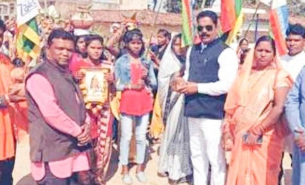 महासमुंद : ग्राम भावा में बूढ़ादेव की पूजा अर्चना कर निकाली कलश यात्रा