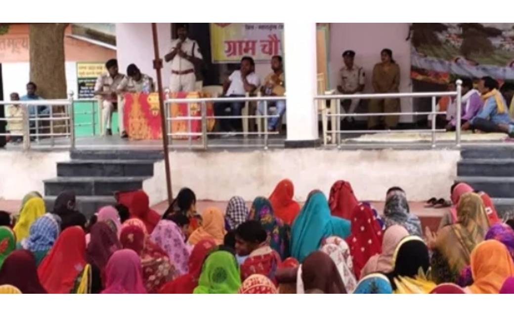 पिथौरा : पिथौरा पुलिस  जन चौपाल लगाकर ग्रामीणों को कर रही जागरूक