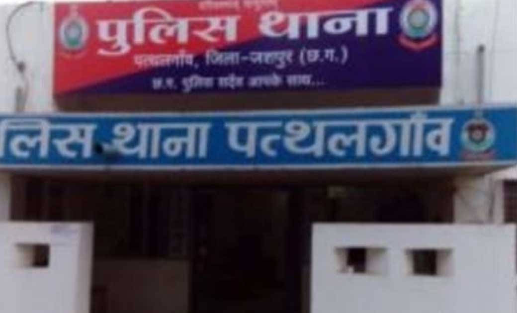 सरफिरे आशिक ने देर रात नाबालिक के घर अपने साथियो के साथ फिल्मी स्टाइल में पहुंचकर जमकर उत्पात मचाते हुए की पत्थरबाजी. 