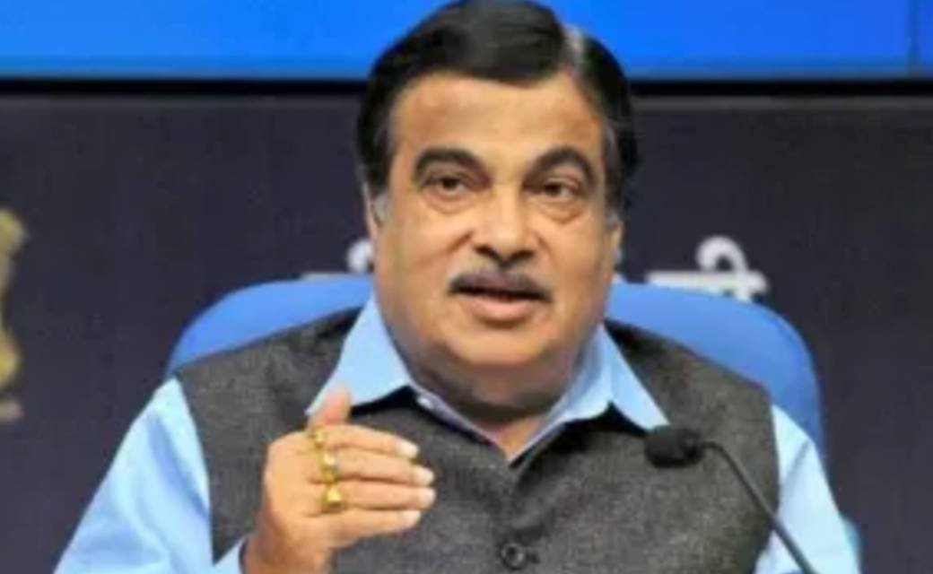 उद्यम मंत्री  नितिन गडकरी ने कार निर्माताओं से फ्लेक्स इंजनों के स्वदेशी उत्पादन को प्राथमिकता देने का किया आग्रह