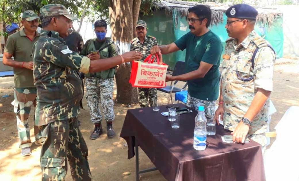 जिला पुलिस बल के अधिकारी एवं जवानों को प्रोत्साहित करने कैंपो में पहुंचे पुलिस महानिरीक्षक.