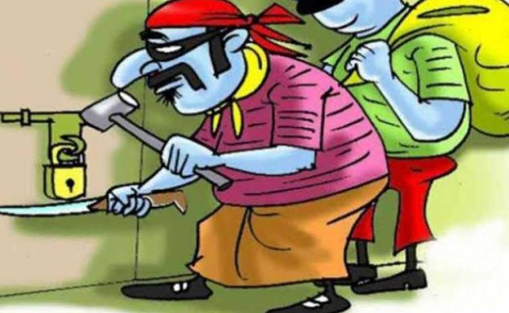 महासमुंद : घर के कमरा का ताला तोड़कर, हजारो की चोरी.