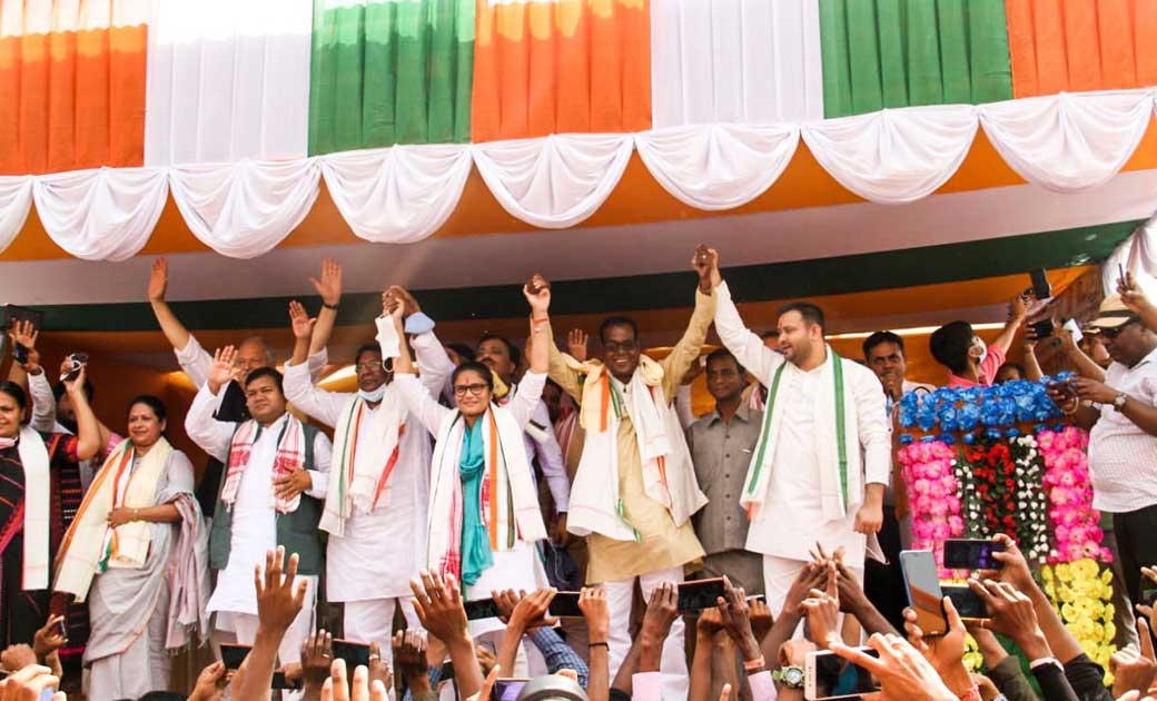 जशपुर विधायक विनय भगत के प्रभार विधानसभा धोलाई में विशाल जनसमूह को सम्बोधन करने पहुंचे तेजस्वी यादव और रामेश्वर उरांव.... मोदी सरकार पर जमकर बरसे दिग्गज