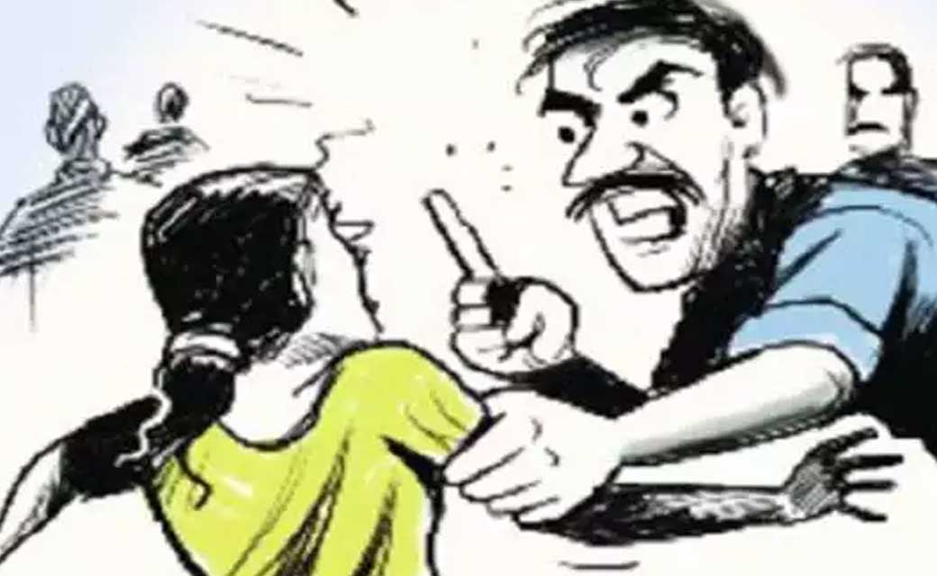 तेन्दूकोना : ब्यारे के बगल में ईंट जलाने के लिये लकड़ी ईकट्ठा... - CG Sandesh