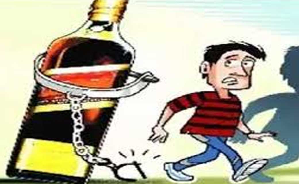 सांकरा : छातामहुआ चौक से 3.5 लीटर महुआ शराब जप्त.  - CG Sandesh