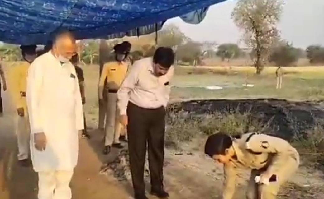 अचानक बठेना पहुँचे ताम्रध्वज..जहां एक ही परिवार के 5 लोगो ने  किया था सुसाइड, घटनास्थल का लिया बारीकी से जायजा