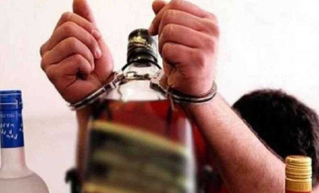 तेन्दूकोना : लोगों को बैठाकर शराब पिलाने का सुविधा उपलब्ध कर... - CG Sandesh