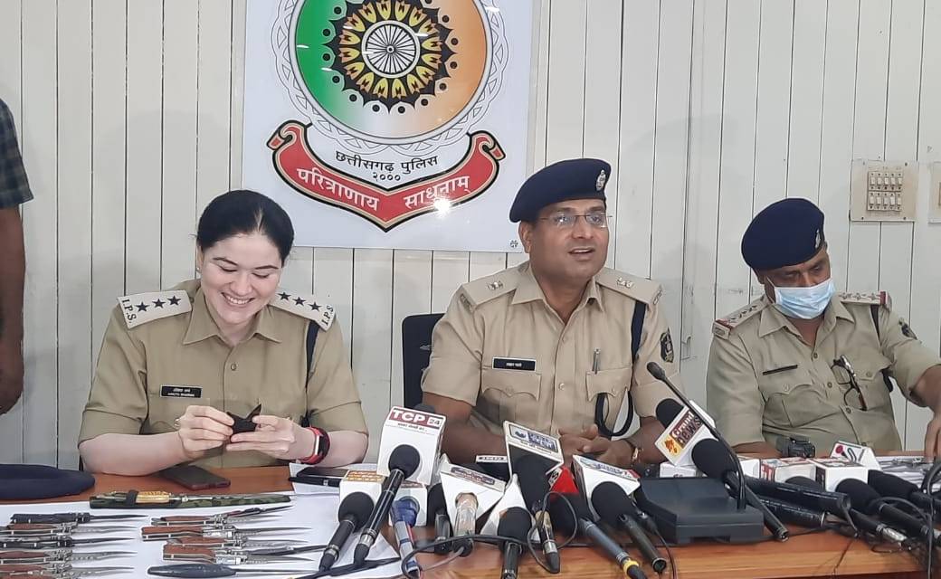 8 सौ लोगों ने ऑन लाइन मंगवाया था चाकू, 318 से हुआ बरामद, 119 खरीददार निकले नाबलिग रायपुर जिले में 502 लोगो को हुआ था डिलवर्ड 