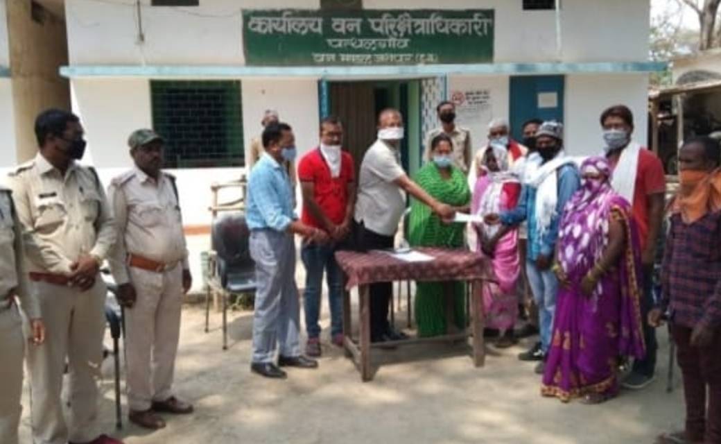 जंगली हाथी प्रभावित परिजनों को मुआवजे की राशि चेक का किया गया वितरण 