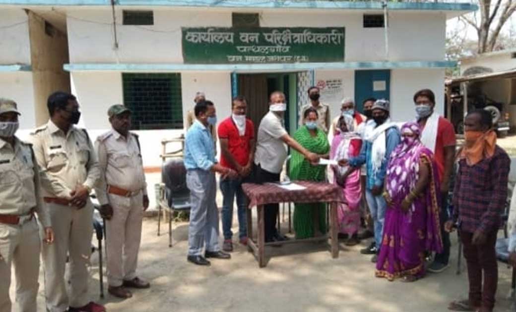 जंगली हाथी प्रभावित परिजनों को मुआवजे की राशि चेक का वितरण किया गया.