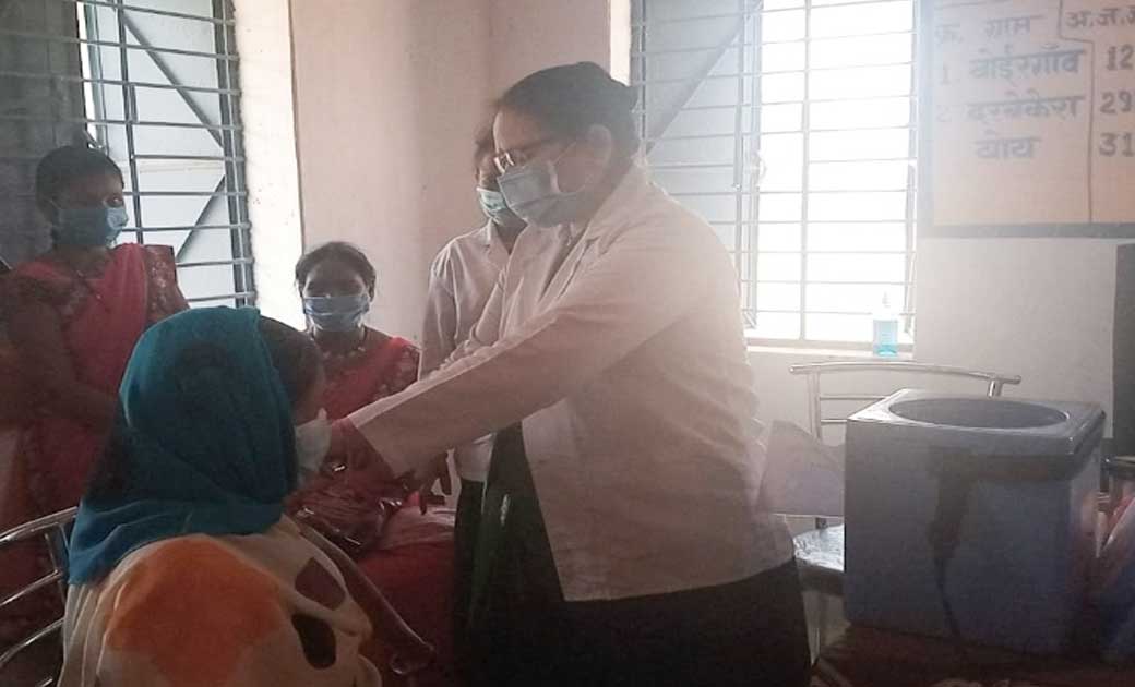 बागबाहरा : ग्राम कोमाखान बोइरगांव में कोरोना टीकाकरण सत्र का आयोजन, टीका लगवाने लगी ग्रामीणों की भीड़