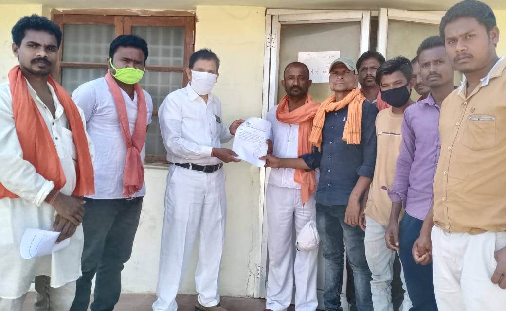 पैसेंजर ट्रेनों का भाड़ा कम करने एवं तीन फेरा ट्रेन चलाने की मांग  को लेकर शिवसेना द्वारा प्रधानमंत्री भारत सरकार के नाम रेलवे स्टेशन मास्टर (भानूप्रतापपुर) को सौंपे गए ज्ञापन