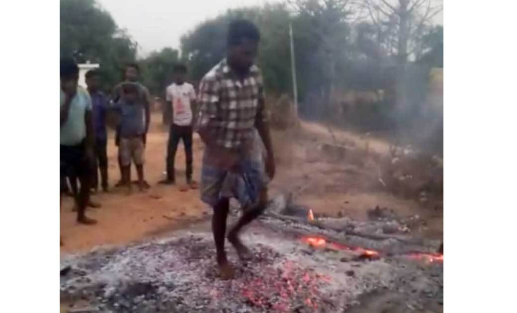 बागबाहरा : होली पर्व पर इस गांव के लोग करते है, आग में चल कर दांतो तले उंगली दबाने वाले खतरनाक  कारनामे