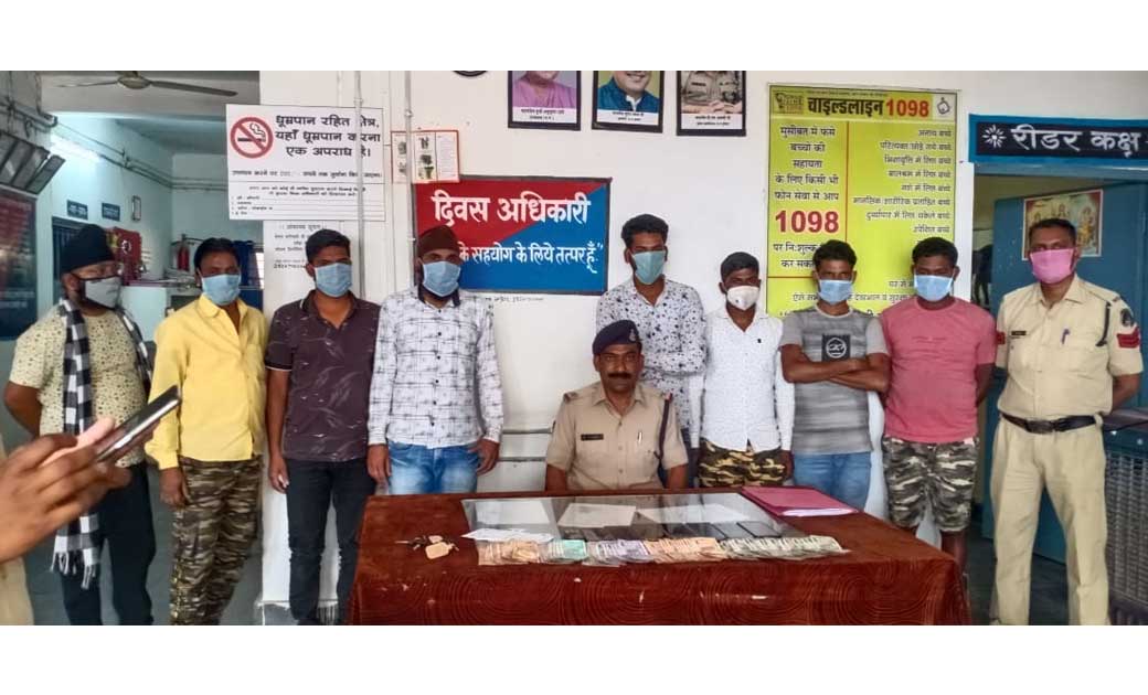 पिथौरा : गोपालपुर के जंगल में जुआ खेलते 08 जुआडियान पुलिस की गिरफ्त में