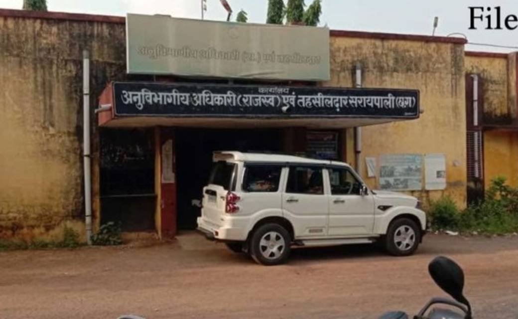 बसना : पटवारी पर रिश्वत लेकर गलत गिरदावरी रिपोर्ट बनाने आरोप, एसडीएम से की गई शिकायत.