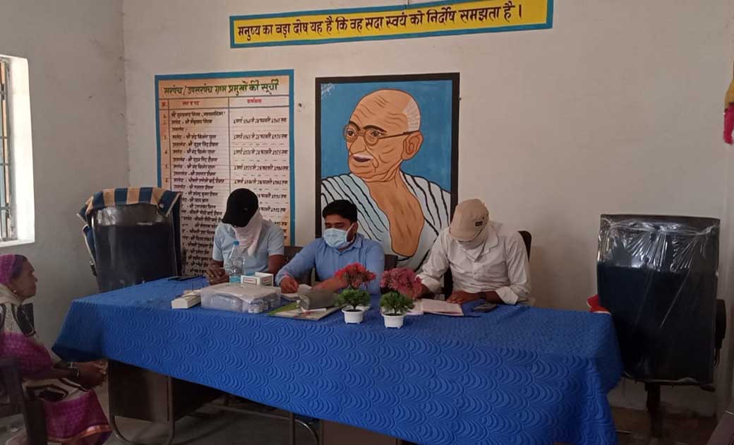 बागबाहरा : ग्राम नर्रा में कोरोना टीकाकरण सत्र का आयोजन, टीका लगवाने लगी ग्रामीणों की कतार