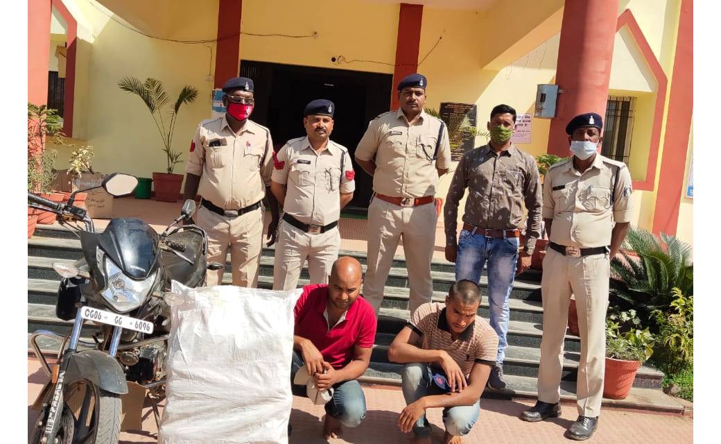 मोटर सायकल में गाँजा की तस्करी करते 14 कि0ग्रा0 गांजा के साथ दो आरोपी गिरफ्तार।