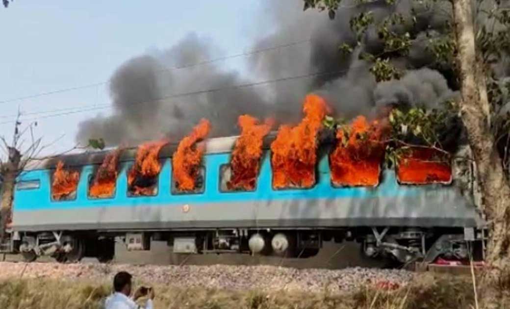 दिल्ली से देहरादून जा रही शताब्दी ट्रेन के कोच में लगी भीषण आग 
