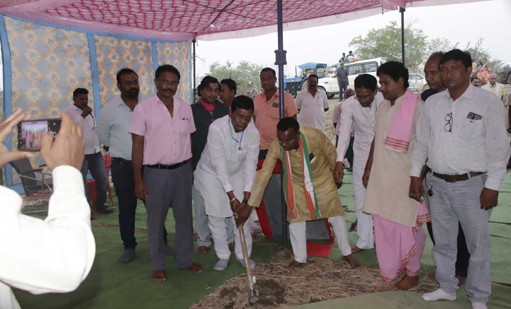 सरायपाली :  पाट्सेंद्री के धान खरीदी केंद्र में 20 नग चबूतरा निर्माण कार्य का शिलान्यास