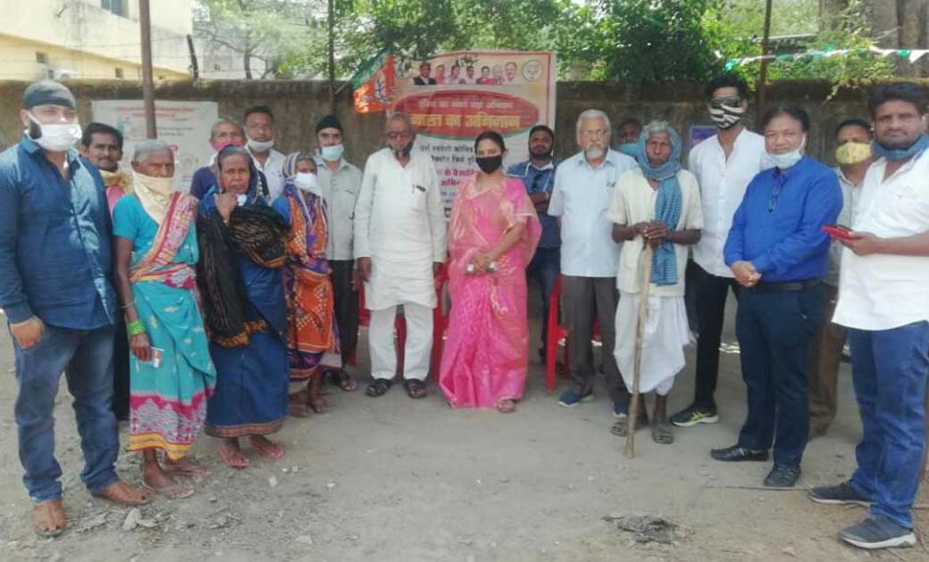 भाजपा बसना ने वैक्सीनेशन सेंटर में हेल्प डेस्क लगाकर लोगों क... - CG Sandesh