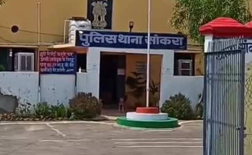 सांकरा : दो अलग-अलग ट्रेक्टर से बैटरी हुई चोरी - CG Sandesh