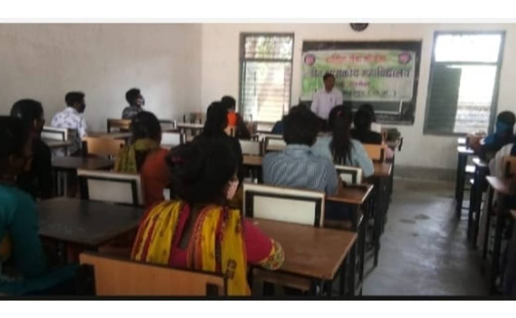  महाविद्यालय जशपुर के प्राचार्य डॉ. विजय रक्षित द्वारा आकस्मिक निरीक्षण...विभिन्न क्षेत्रों में रोजगार के अवसरों के साथ कोरोना वायरस, अध्यापन, कैरियर  में जानकारी देकर मार्गदर्शन किया 