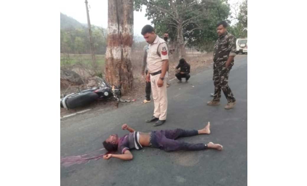 जशपुर : बाइक चालक ने सड़क किनारे पेड़ को ठोकर मारी, मौत.