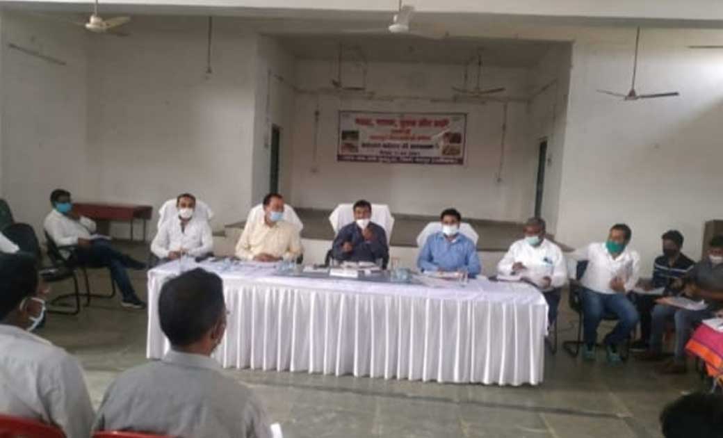जशपुर कलेक्टर महादेव कावरे ने  ली  करारोपण अधिकारी, तकनीकी सहायक, पंचायत सचिव-सरपंच और  रोजगार सहायकों की बैठक
