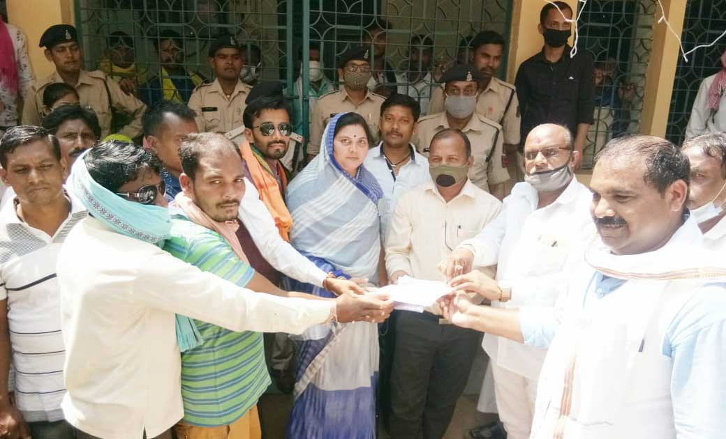 वन भूमि की बेशकीमती लकड़िया काट बना रहे मुर्गी फार्म, ग्रामीणों ने तहसील आफिस का किया घेराव.