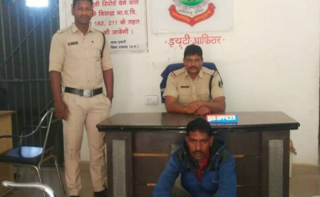 घर पर अकेली नाबालिक से जबरजस्ती करने वाला 35 वर्षीय  युवक पुलिस के हिरासत में...थाली से मारकर बचाई आबरू..