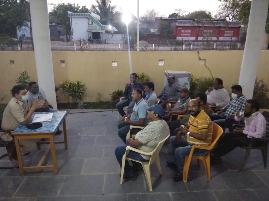 बागबाहरा : आगामी होली पर्व एंव जिले में बढ़ते कोरोना संक्रमण के रोकथाम के लिए कोमाखान थाना परिसर में शांति समिति की बैठक