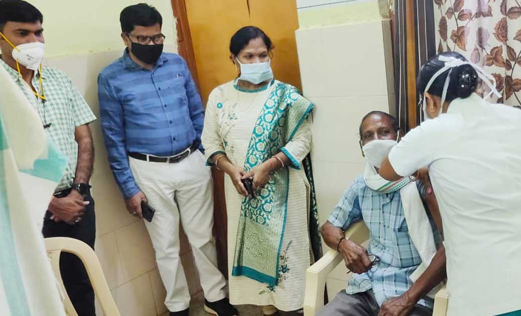 सरायपाली : प्रथम दिवस पर कुल 100 वरिष्ठ नागरिकों का टीकाकरण ... - CG Sandesh