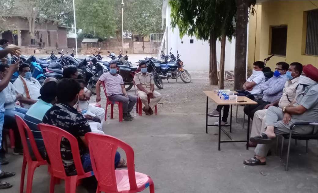 पिथौरा : आगामी होली पर्व एंव जिले में बढ़ते कोरोना संक्रमण के रोकथाम के लिए पिथौरा थाना परिसर में शांति समिति की बैठक