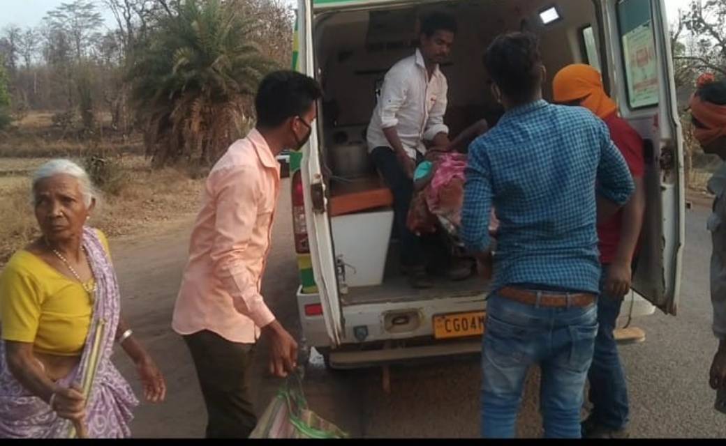 अज्ञात वाहन ने  मारी महिला को ठोकर.... मौके पर मदद को सामने आये युवा सेना खेमलाल माहला