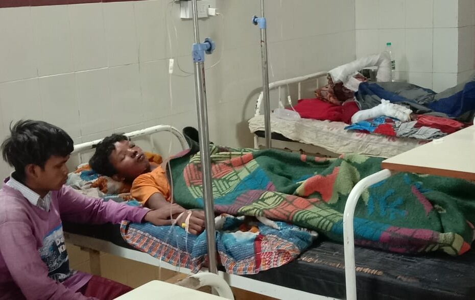 खेत से गुजरे खंभे में चढ़कर तार को पकड़ना पड़ गया भारी...