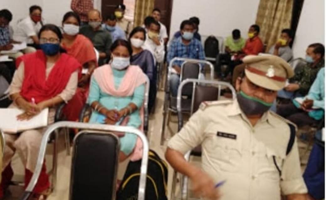 एसडीएम कार्यालय के सभागार में शांति समिति की बैठक....एसडीएम ने घर पर होली मनाने की अपील की है