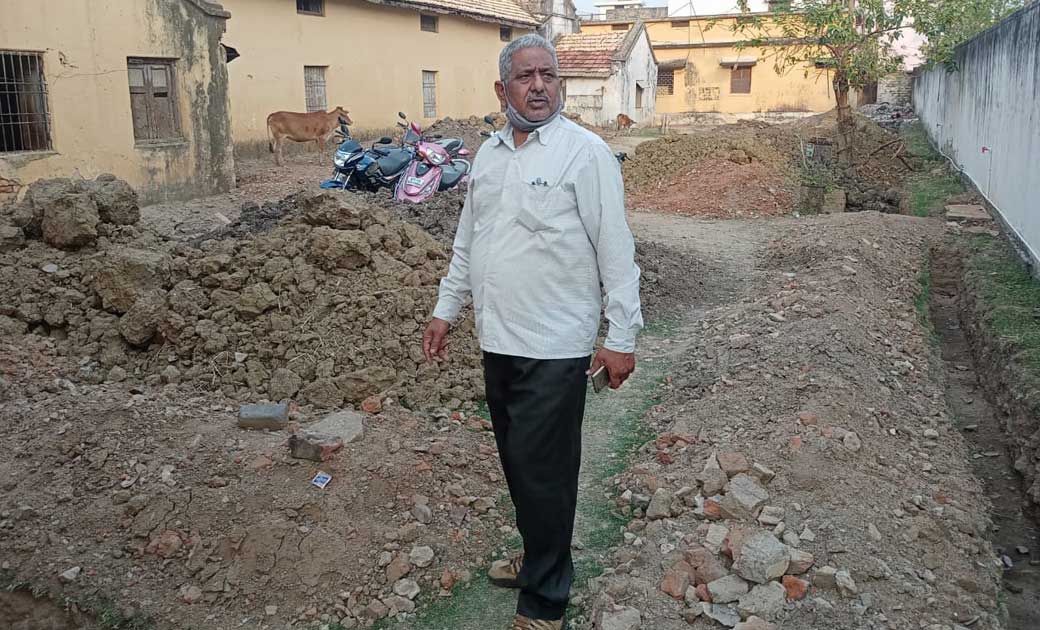 विभागीय और तहसील परिसर के कायाकल्प में लगे कृषि अधिकारी डी. ... - CG Sandesh